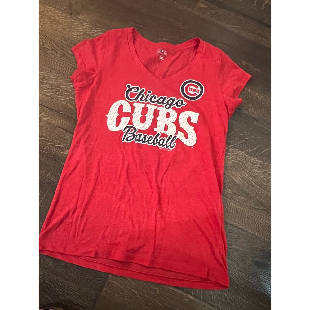 Campus Lifestyle Chicago Cubs Baseball Graphic Tee V-Neck‎ Red Large